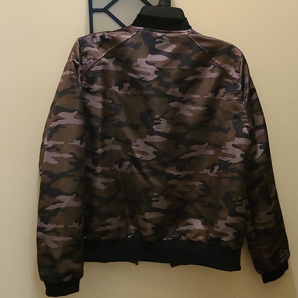 Justify Lightweight Camouflage Jacket - Picture 3 of 11